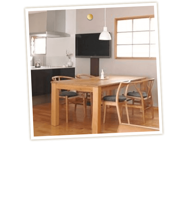 わずかな壁部分を利用してテレビが置けました。設置時に、高さを自由に選べるテレビスタンドなのでダイニングに座った時にちょうどいい高さにテレビを設定することができました。