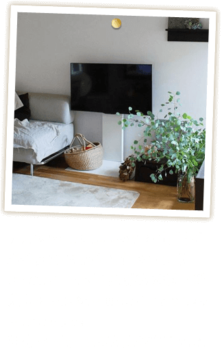 テレビを壁掛けにしたいのだけど賃貸だから穴が開けられなかったり一戸建てだけど、下地や配線の関係で断念した人は多いと思うけど、これならスッキリ置けそうです。組み立ても思いのほか簡単でした！