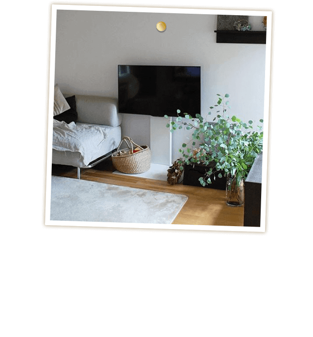 テレビを壁掛けにしたいのだけど賃貸だから穴が開けられなかったり一戸建てだけど、下地や配線の関係で断念した人は多いと思うけど、これならスッキリ置けそうです。組み立ても思いのほか簡単でした！